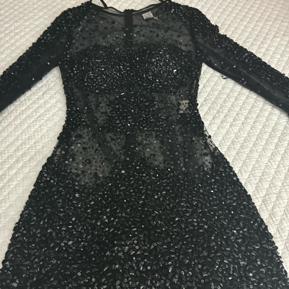 The perfect little black dress . - Picture 3 of 5